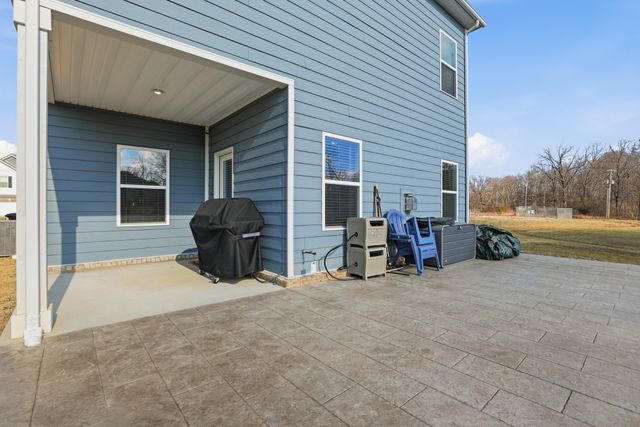 1014 Village Ct, Burns, TN 37029