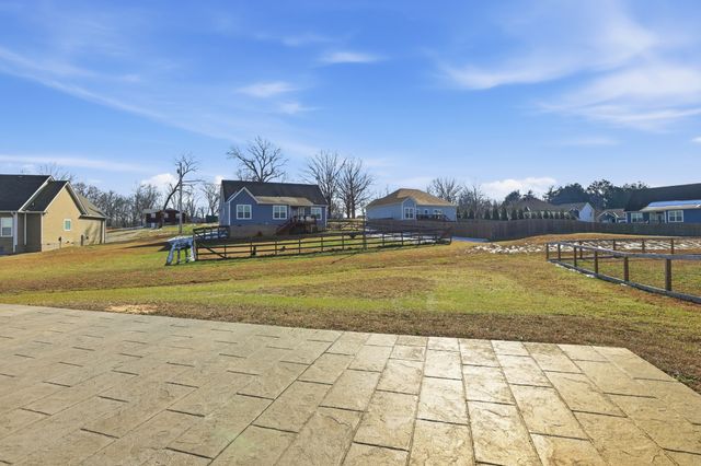 1014 Village Ct, Burns, TN 37029