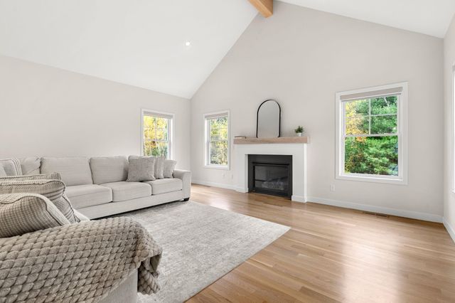 27 Lily Lane, Londonderry, NH 03053
