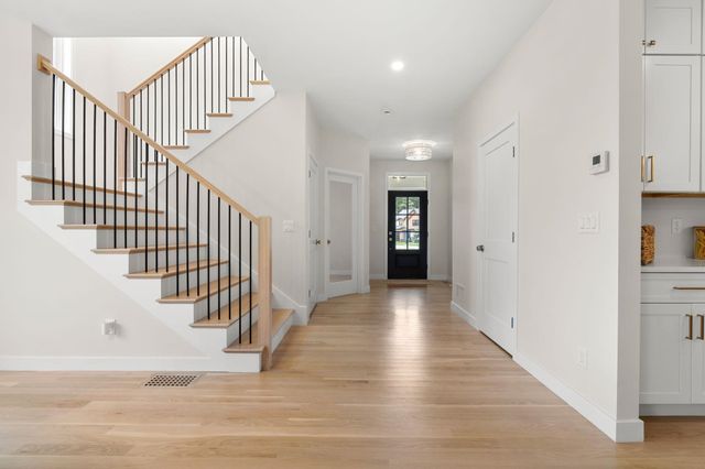 27 Lily Lane, Londonderry, NH 03053