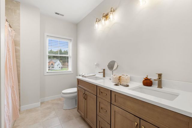 27 Lily Lane, Londonderry, NH 03053