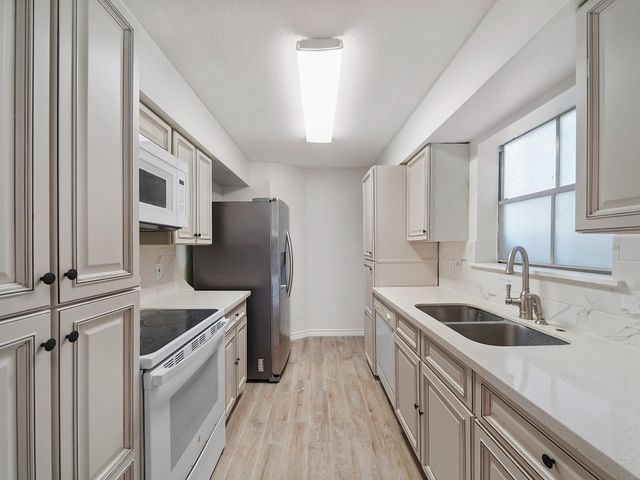18800 Egret Bay Boulevard 207, Webster, TX 77058