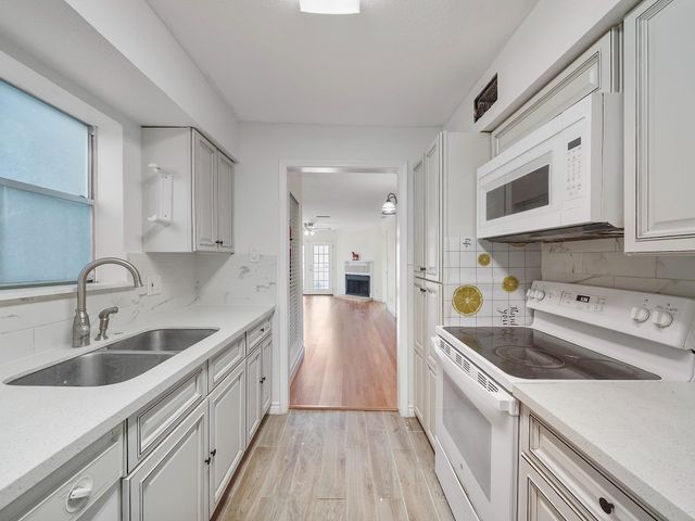 18800 Egret Bay Boulevard 207, Webster, TX 77058