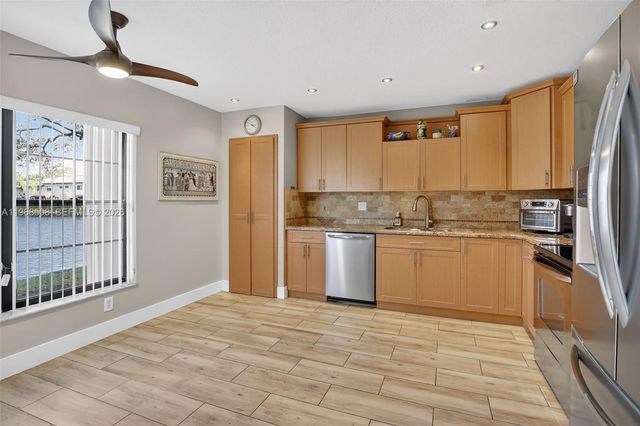 9080 Vineyard Lake Dr, Plantation, FL 33324