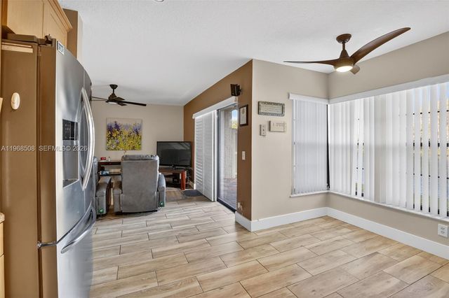 9080 Vineyard Lake Dr, Plantation, FL 33324