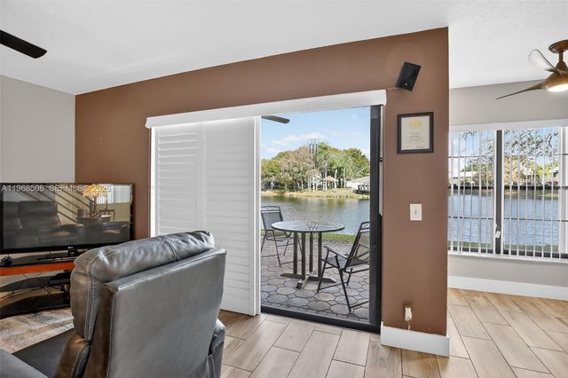 9080 Vineyard Lake Dr, Plantation, FL 33324