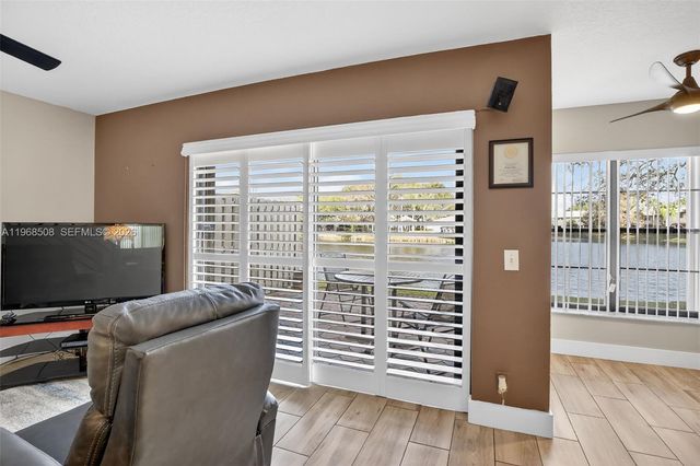 9080 Vineyard Lake Dr, Plantation, FL 33324