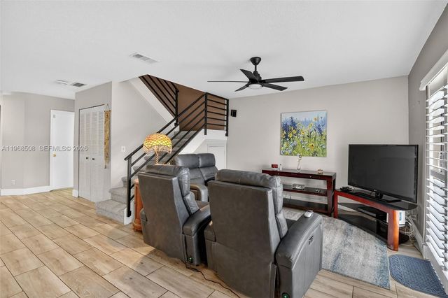 9080 Vineyard Lake Dr, Plantation, FL 33324