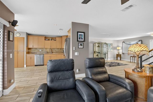 9080 Vineyard Lake Dr, Plantation, FL 33324