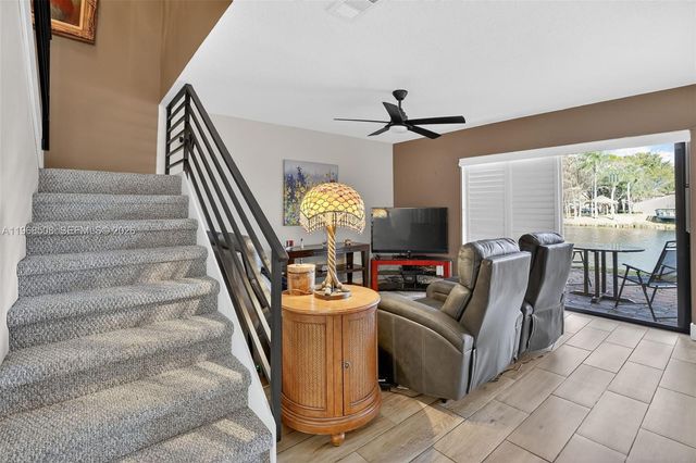 9080 Vineyard Lake Dr, Plantation, FL 33324