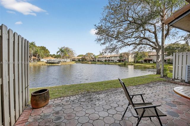 9080 Vineyard Lake Dr, Plantation, FL 33324