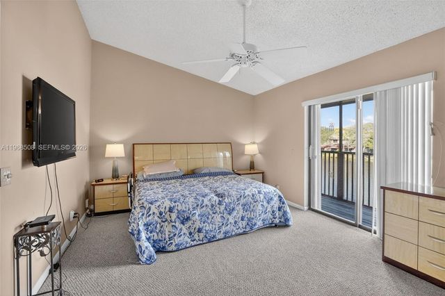 9080 Vineyard Lake Dr, Plantation, FL 33324