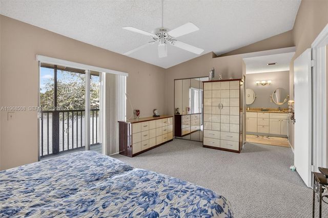 9080 Vineyard Lake Dr, Plantation, FL 33324