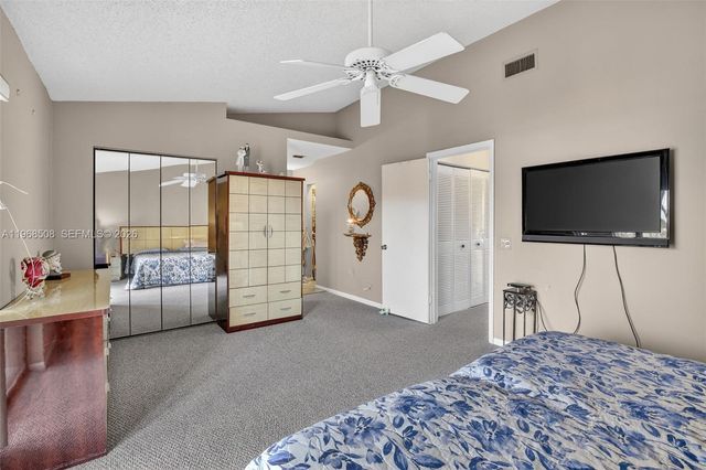 9080 Vineyard Lake Dr, Plantation, FL 33324