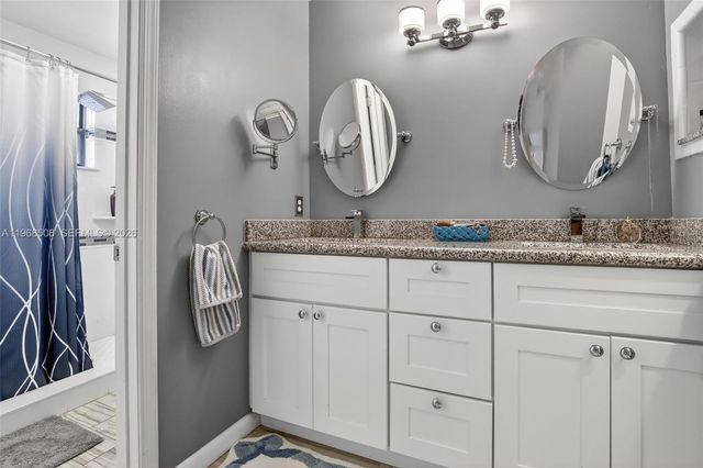 9080 Vineyard Lake Dr, Plantation, FL 33324