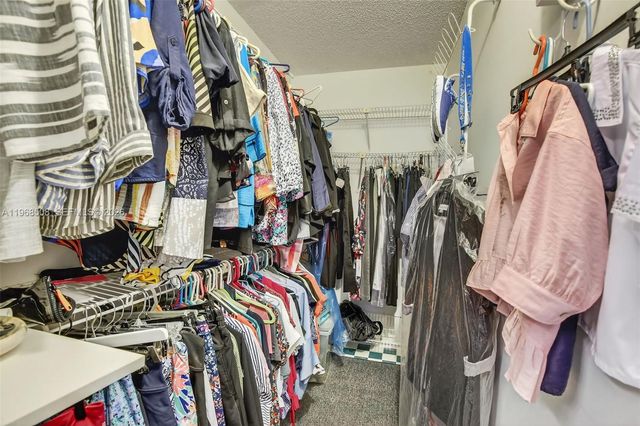 9080 Vineyard Lake Dr, Plantation, FL 33324