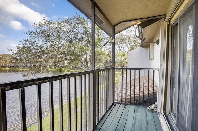 9080 Vineyard Lake Dr, Plantation, FL 33324