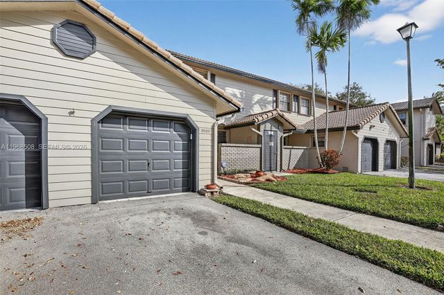 9080 Vineyard Lake Dr, Plantation, FL 33324
