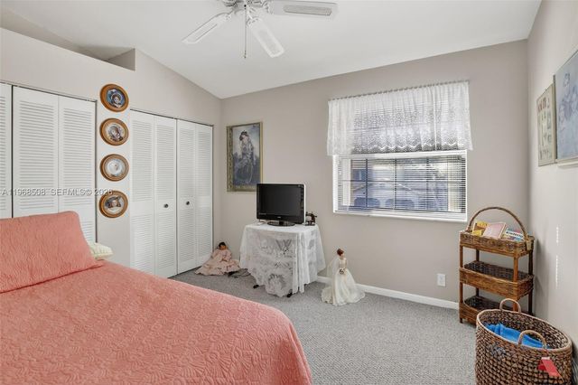 9080 Vineyard Lake Dr, Plantation, FL 33324