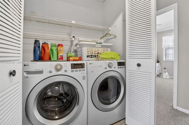 9080 Vineyard Lake Dr, Plantation, FL 33324