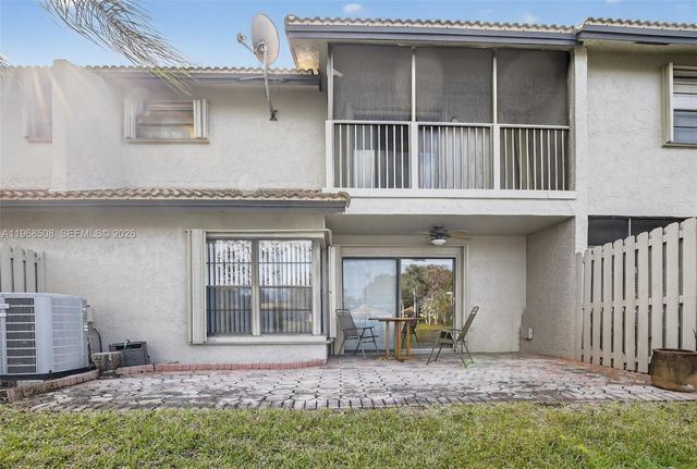 9080 Vineyard Lake Dr, Plantation, FL 33324