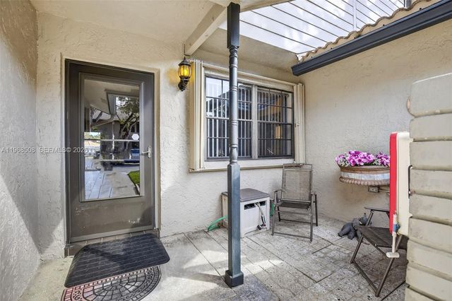 9080 Vineyard Lake Dr, Plantation, FL 33324