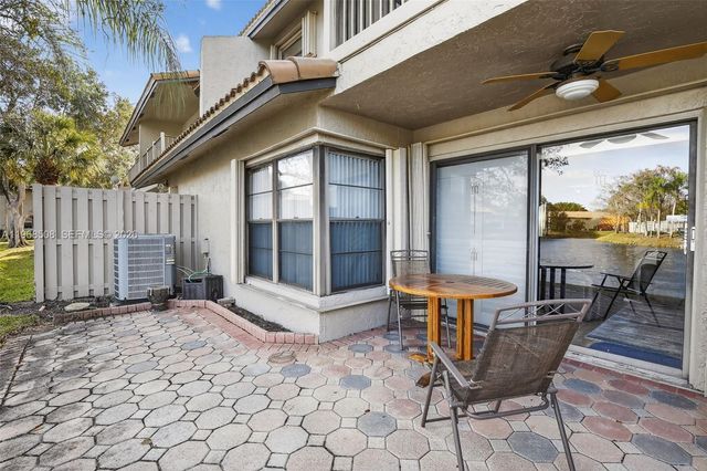 9080 Vineyard Lake Dr, Plantation, FL 33324