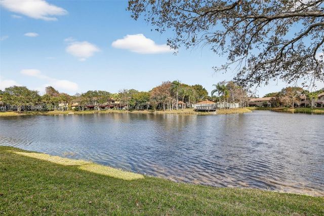 9080 Vineyard Lake Dr, Plantation, FL 33324