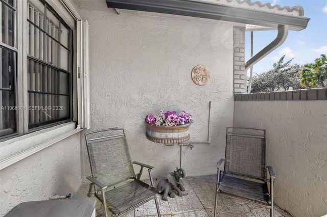 9080 Vineyard Lake Dr, Plantation, FL 33324