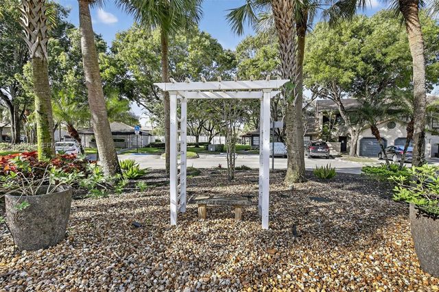 9080 Vineyard Lake Dr, Plantation, FL 33324