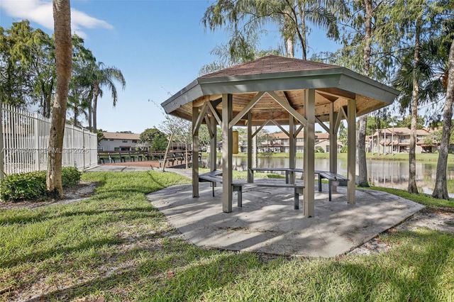 9080 Vineyard Lake Dr, Plantation, FL 33324