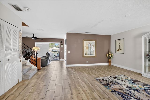 9080 Vineyard Lake Dr, Plantation, FL 33324