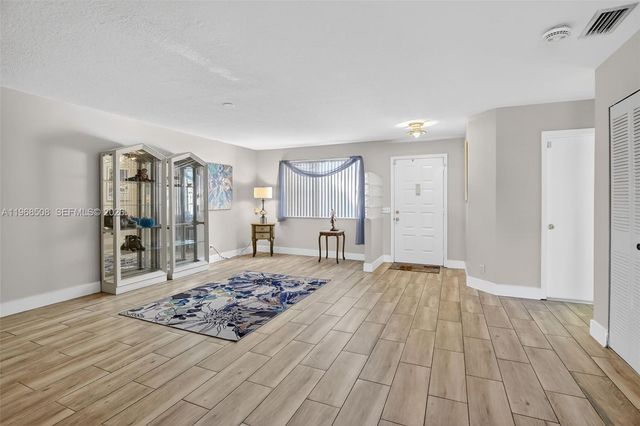 9080 Vineyard Lake Dr, Plantation, FL 33324