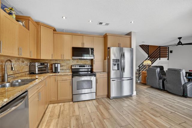 9080 Vineyard Lake Dr, Plantation, FL 33324