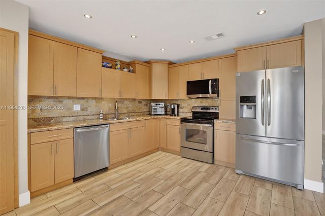 9080 Vineyard Lake Dr, Plantation, FL 33324