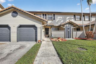 9080 Vineyard Lake Dr, Plantation, FL 33324
