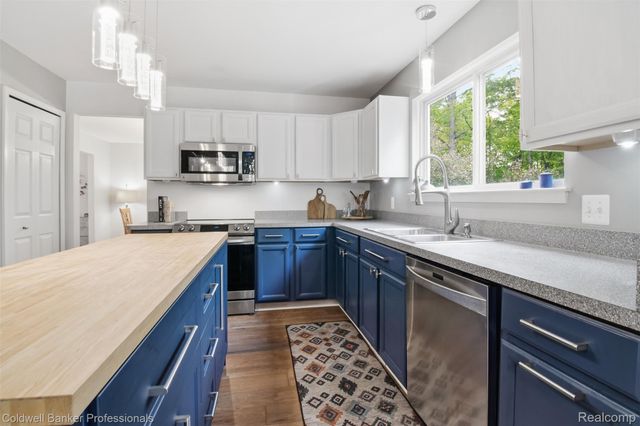 2891 Greenbrooke Lane, West Bloomfield Charter Township, MI 48324