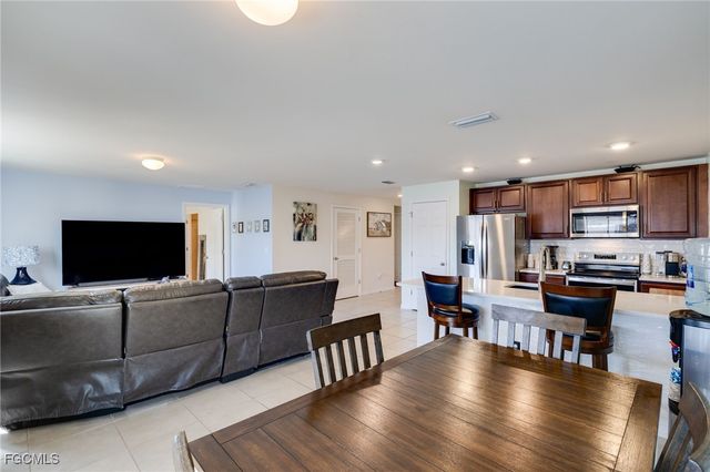 1728 S Gator CIR, Cape Coral, FL 33909