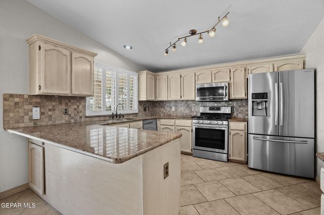6641 GRAND RIDGE Drive, El Paso, TX 79912