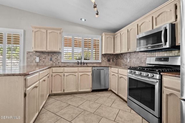 6641 GRAND RIDGE Drive, El Paso, TX 79912
