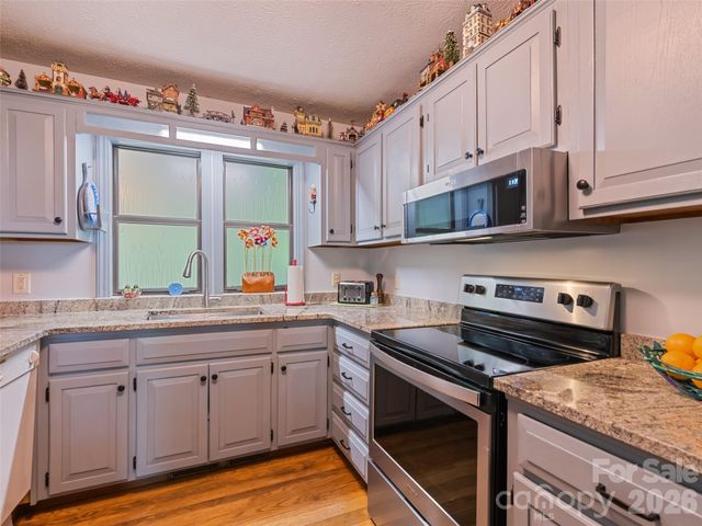 2863 Heath Peak Road, Waynesville, NC 28785
