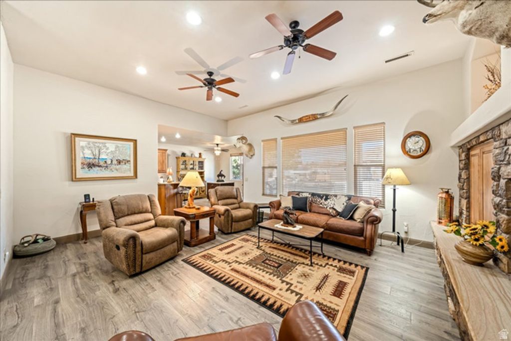 Image 13 of property listing at 1112 W SAPPHIRE, Diamond Valley, UT 84770
