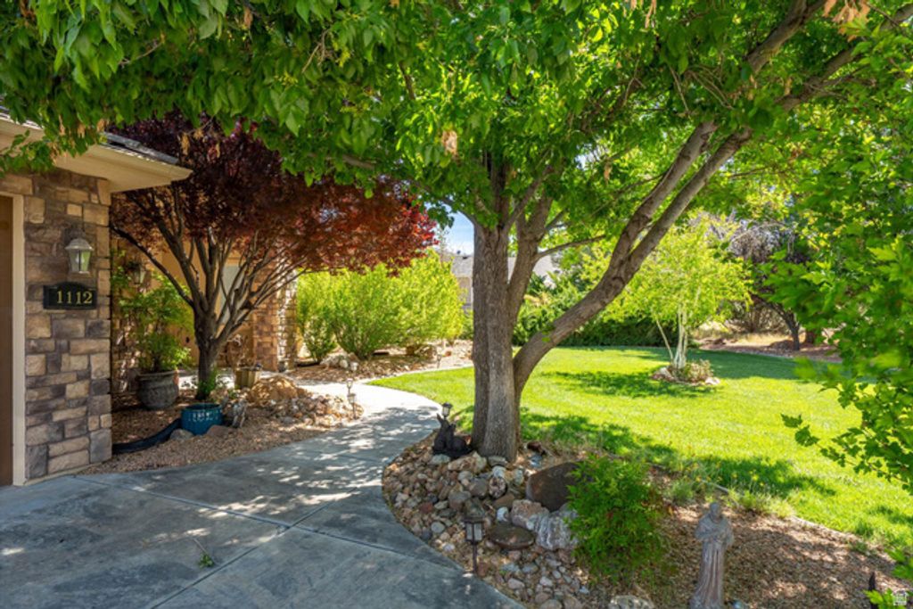 Image 4 of property listing at 1112 W SAPPHIRE, Diamond Valley, UT 84770