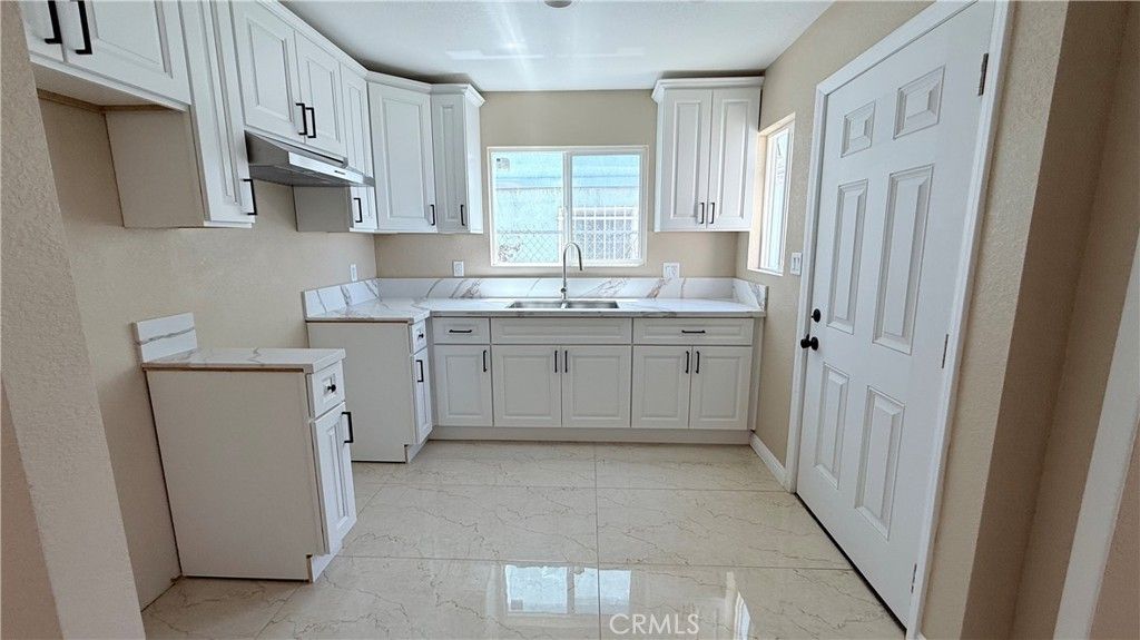 Image 14 of property listing at 11154 Towne, Los Angeles, CA 90061