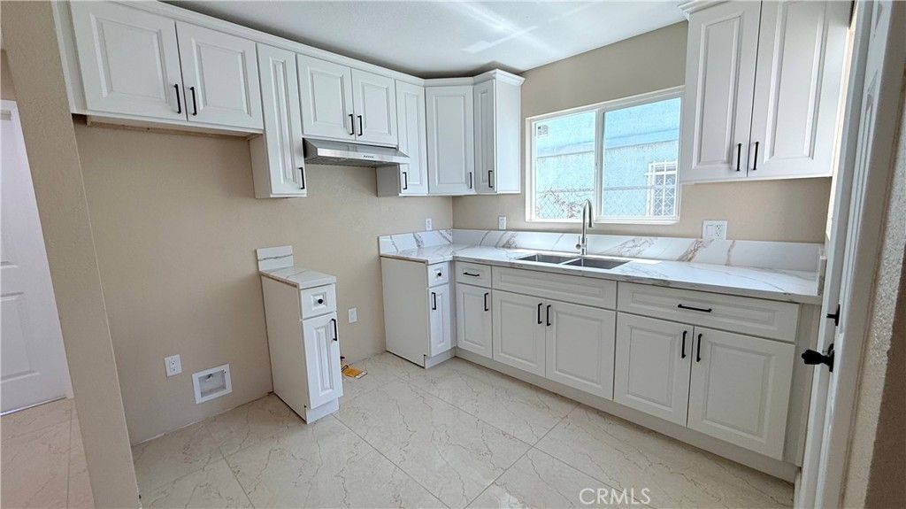 Image 15 of property listing at 11154 Towne, Los Angeles, CA 90061