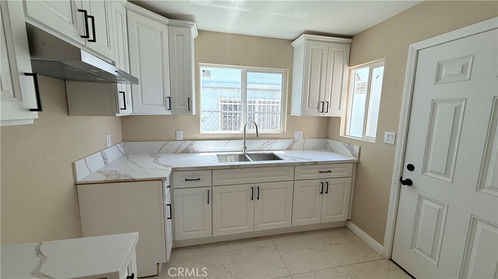 Image 16 of property listing at 11154 Towne, Los Angeles, CA 90061