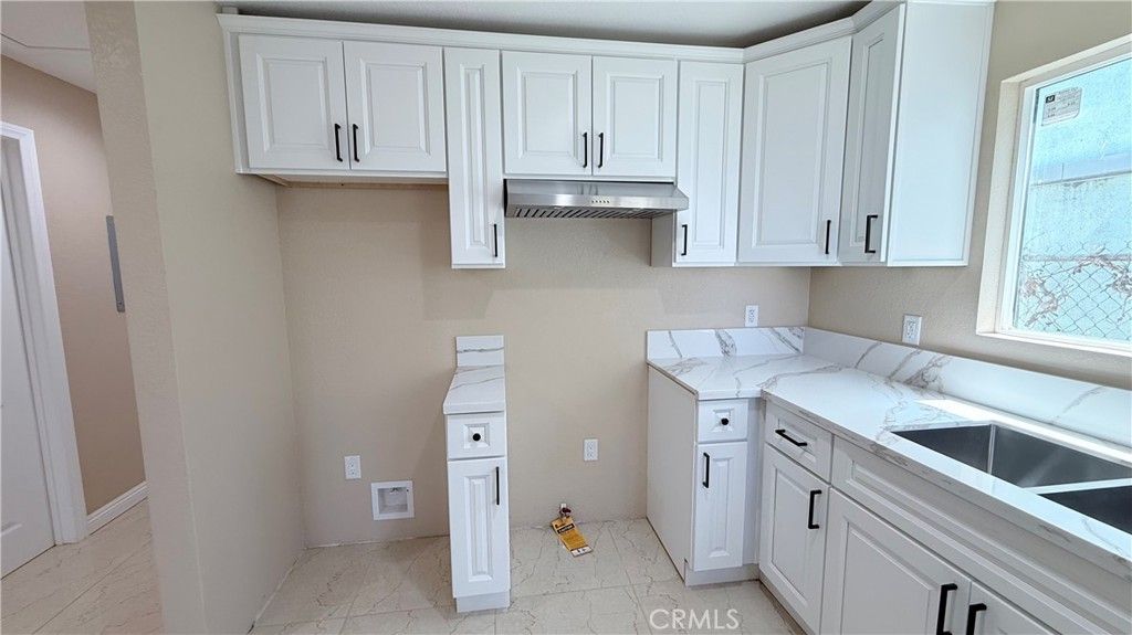 Image 17 of property listing at 11154 Towne, Los Angeles, CA 90061