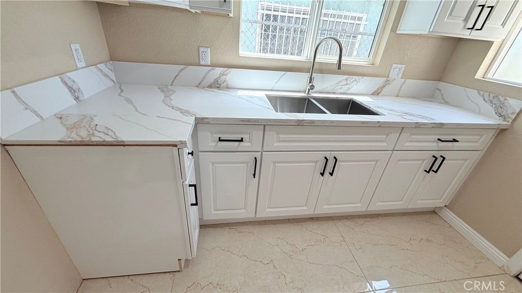 Image 18 of property listing at 11154 Towne, Los Angeles, CA 90061