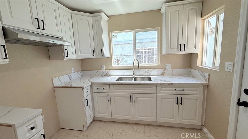 Image 19 of property listing at 11154 Towne, Los Angeles, CA 90061