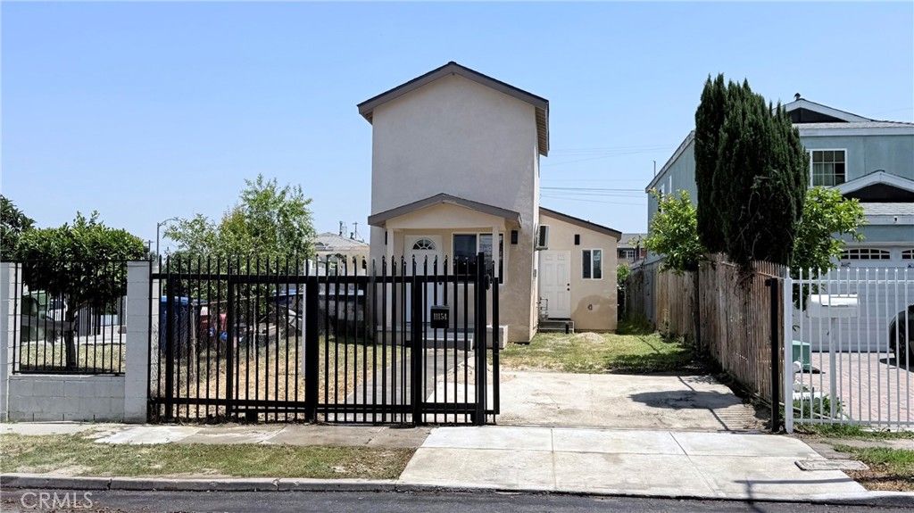 Image 2 of property listing at 11154 Towne, Los Angeles, CA 90061